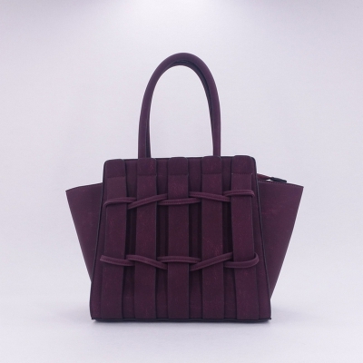 女(nǚ)包、女(nǚ)士包包、手提包個(gè)性化(huà)定制、皮具箱包設計出紙格、手袋包袋打樣制版、布包皮包OEM代工生(shēng)産制造、學生(shēng)畢業設計大賽作(zuò)品縫制、手工皮具私人(rén)專屬制作(zuò)、款号180804